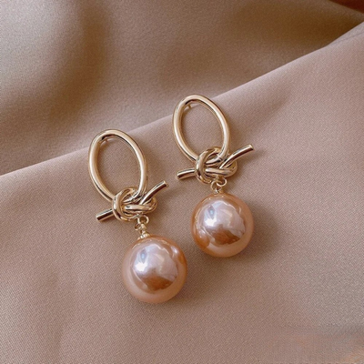 Golden earrings with pearl