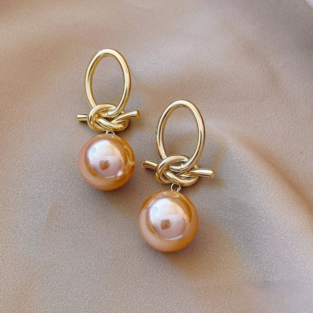 Golden earrings with pearl