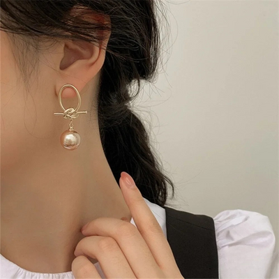 Golden earrings with pearl